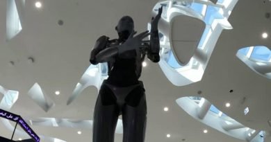 Hace chistes, responde preguntas y te elogia. Esta es la robot humanoide que cautiva a los visitantes en Dubai