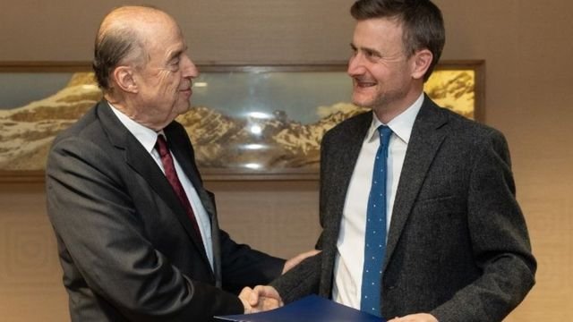 El canciller de Colombia, Álvaro Leyva junto al embajador británico George Hodgson