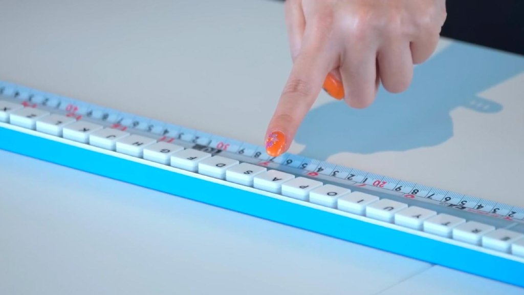 Mira este teclado laaargo de una sola fila creado por Google Japón