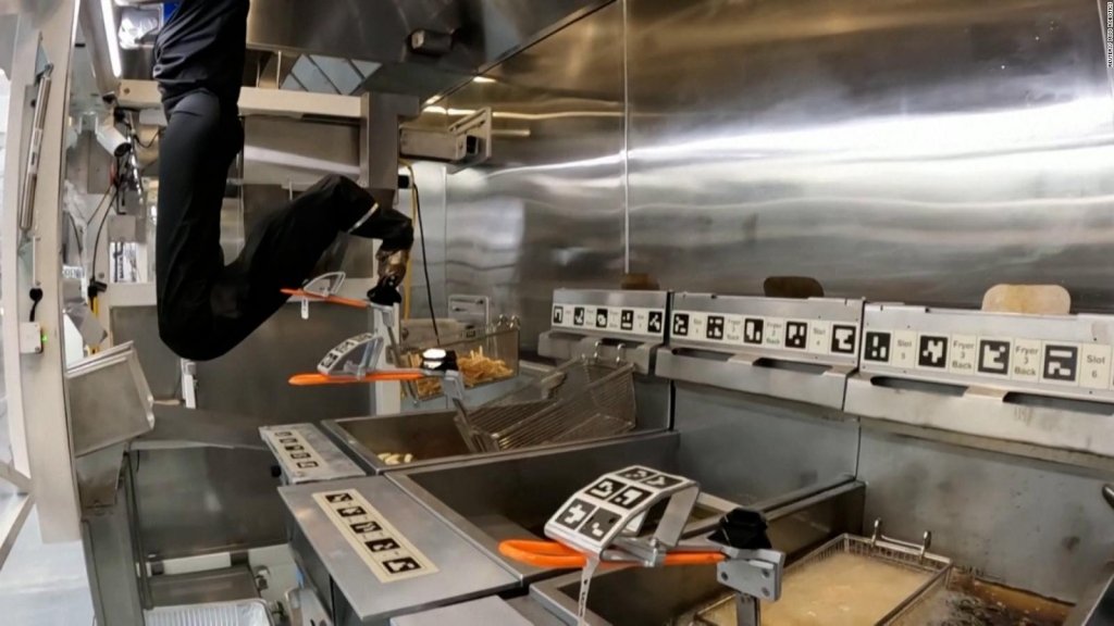 Conoce el robot que prepara papas fritas