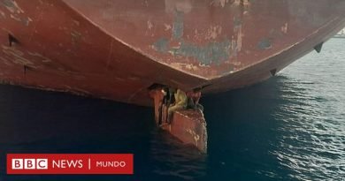 La impresionante imagen que muestra a tres migrantes que viajaron 11 días en la pala del timón de un petrolero para llegar a España - BBC News Mundo