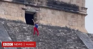 Bailando en una pirámide sagrada en México o desnudos frente a la esfinge: los 6 turistas más bochornosos de 2022 - BBC News Mundo