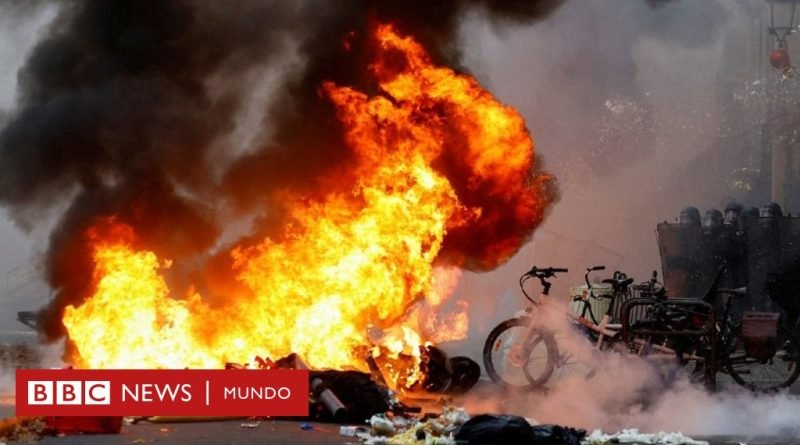 Las impactantes imágenes de la violencia en París tras una protesta por un ataque que dejó 3 muertos - BBC News Mundo