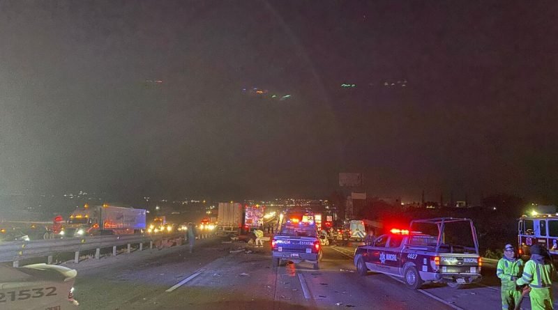 Tráiler se queda sin frenos en carretera de Querétaro