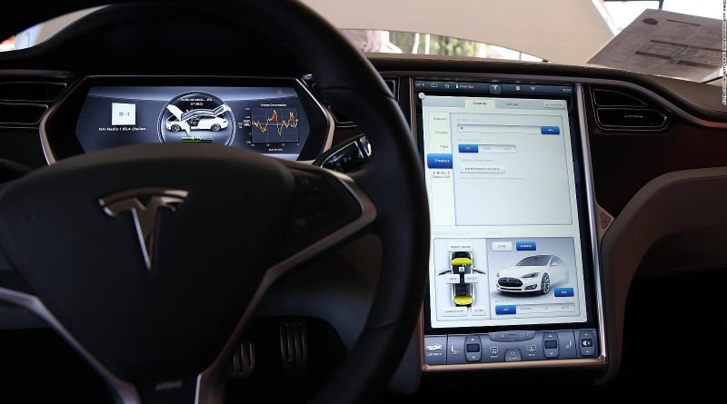 Tesla retira 363.000 autos para solucionar fallas en software de conducción autónoma