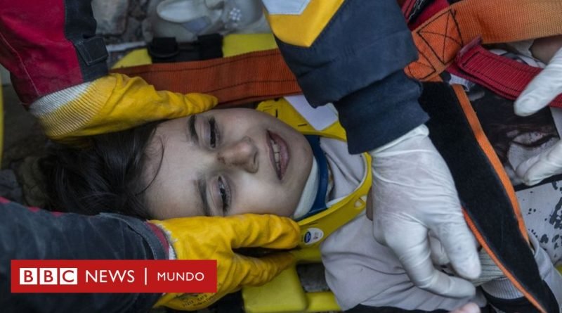 ¿Cuánto tiempo puede sobrevivir una persona bajo los escombros? - BBC News Mundo