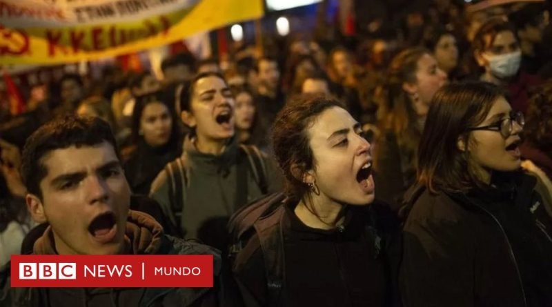 Choque de trenes en Grecia: protestas e indignación en todo el país tras el accidente que dejó al menos 57 muertos - BBC News Mundo