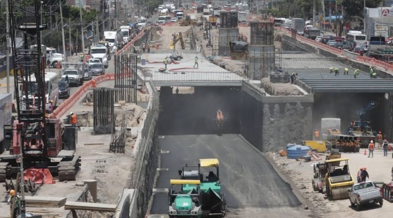 Colocan concreto en puente subterráneo de 5 de Febrero