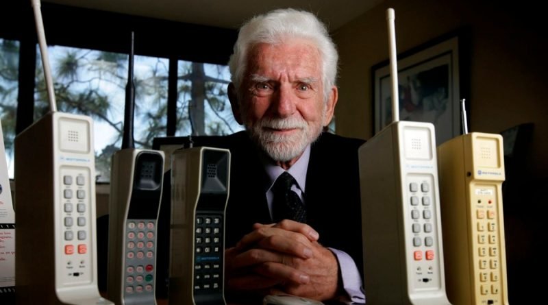 Hace 50 años, él hizo la primera llamada con un teléfono celular. Esta es la historia