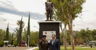 Luis Nava encabeza ceremonia de develación de estatua a Damián Carmona