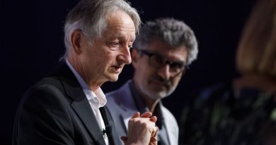 Geoffrey Hinton, pionero de la inteligencia artificial, renuncia a Google para advertir de los 