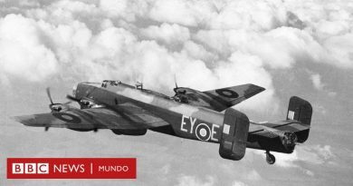 La extraordinaria historia de los militares voluntarios que sobrevivieron al derribo de su avión y a dos años en un campo de prisioneros nazi - BBC News Mundo