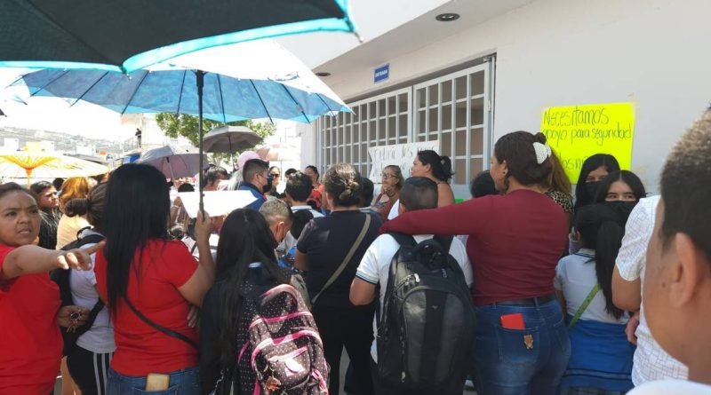 Padres piden bardeado y seguridad