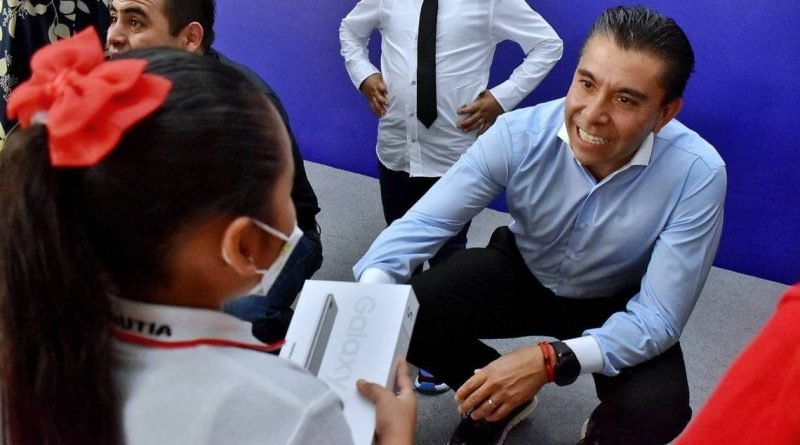 Roberto Sosa entrega tabletas a alumnos de diferentes instituciones educativas