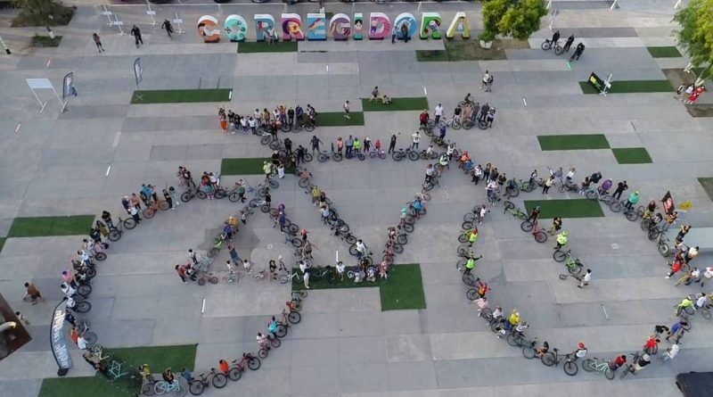 Forman bicicleta monumental en Corregidora