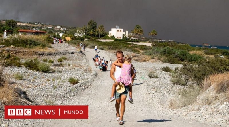 Grecia: las impactantes imágenes de los incendios en la isla de Rodas que obligaron a evacuar a miles de turistas - BBC News Mundo