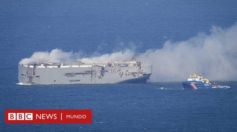 Países Bajos: el incendio sin control de un carguero con 3.000 automóviles que obligó a saltar a la tripulación y causó un muerto  - BBC News Mundo