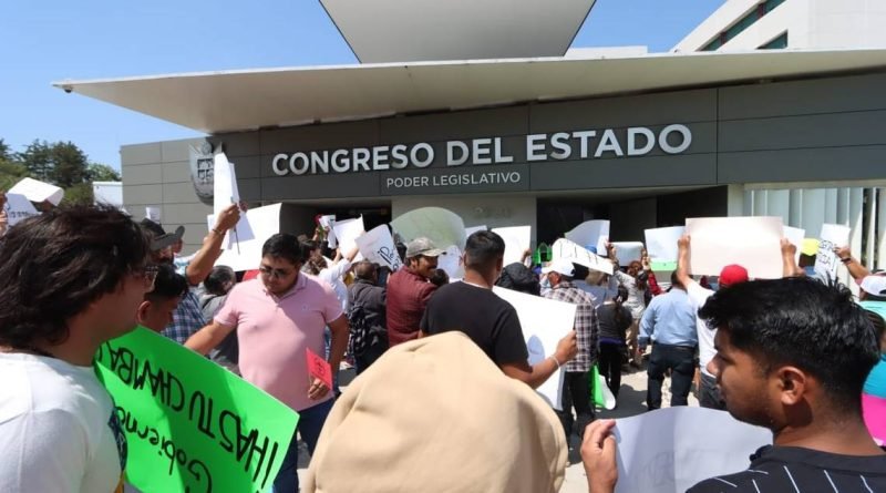 Habitantes de Cadereyta se manifiestan en la Legislatura