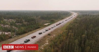 Incendios en Canadá: la operación sin precedentes para evacuar una ciudad de 20.000 habitantes a la que se aproximan las llamas - BBC News Mundo