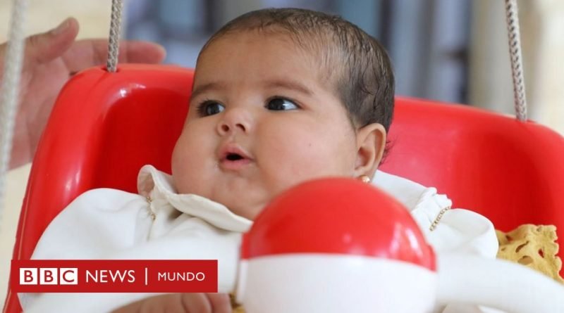 La increíble recuperación de la bebé que sobrevivió al terremoto en Siria - BBC News Mundo