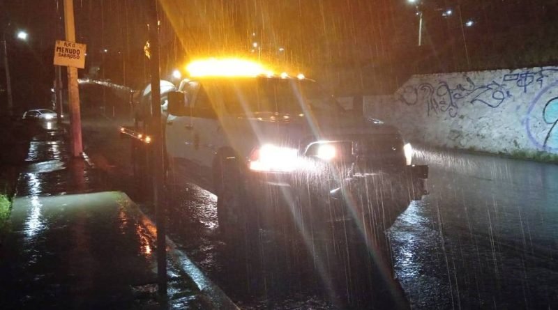 Lluvia arrastró a tres personas en el dren Cimatario