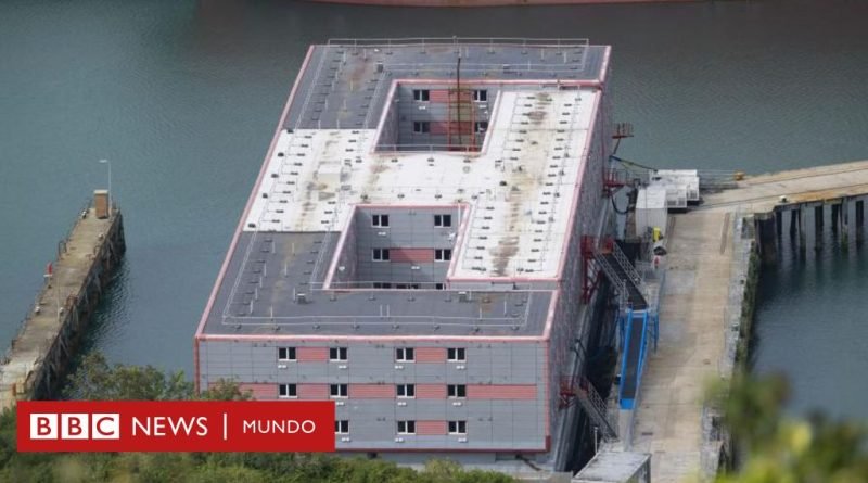 Migración en Reino Unido | “Es como entrar en Alcatraz”: los primeros ocupantes describen la barcaza que albergará a 500 solicitantes de asilo - BBC News Mundo