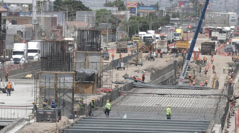 Preparan colocación de trabes de puentes de Paseo 5 de Febrero