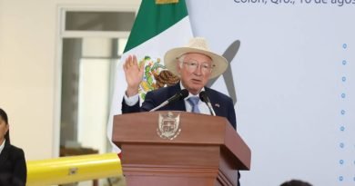 Reconoce Ken Salazar que permanece tráfico de armas a México