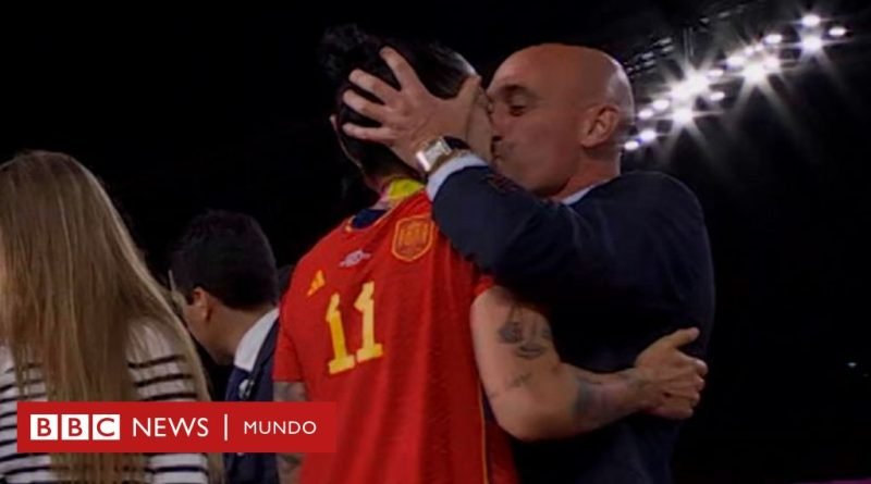 Rubiales | La futbolista española Jenni Hermoso pide sanciones contra el presidente de la Federación Española de Fútbol que la besó tras ganar el Mundial - BBC News Mundo