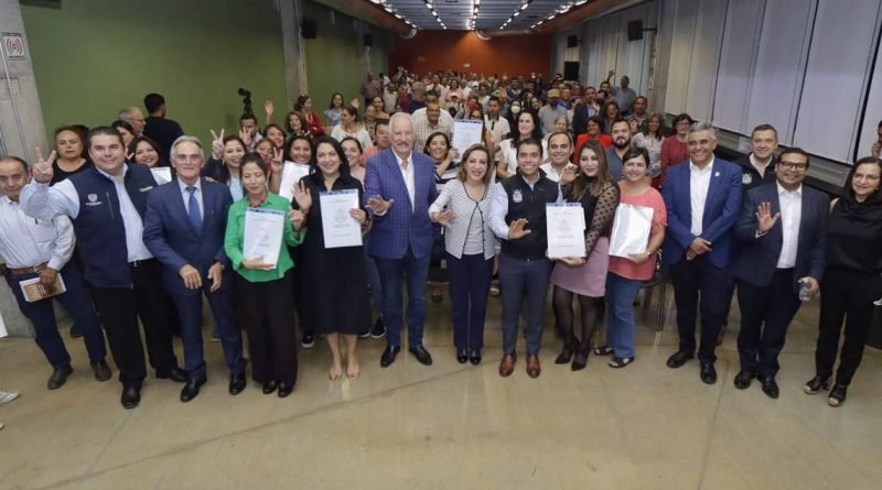 Entrega Lupita Murguía escrituras a 102 familias