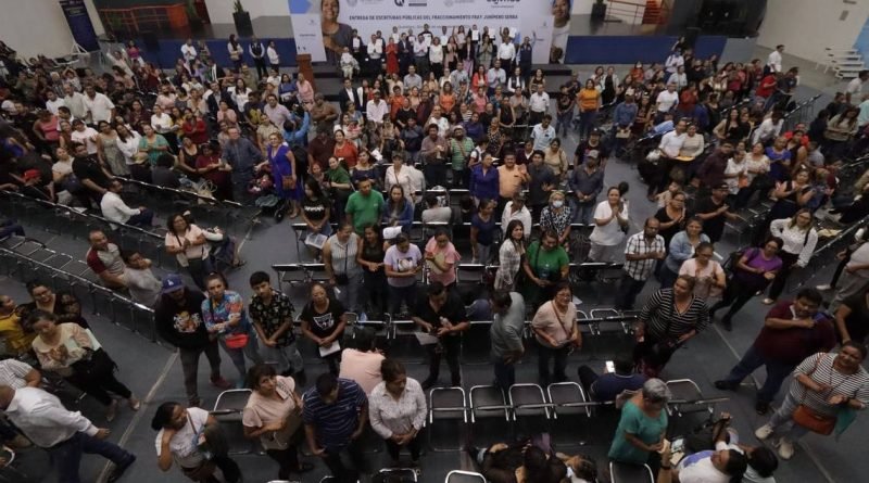 Entrega Lupita Murguía escrituras a familias