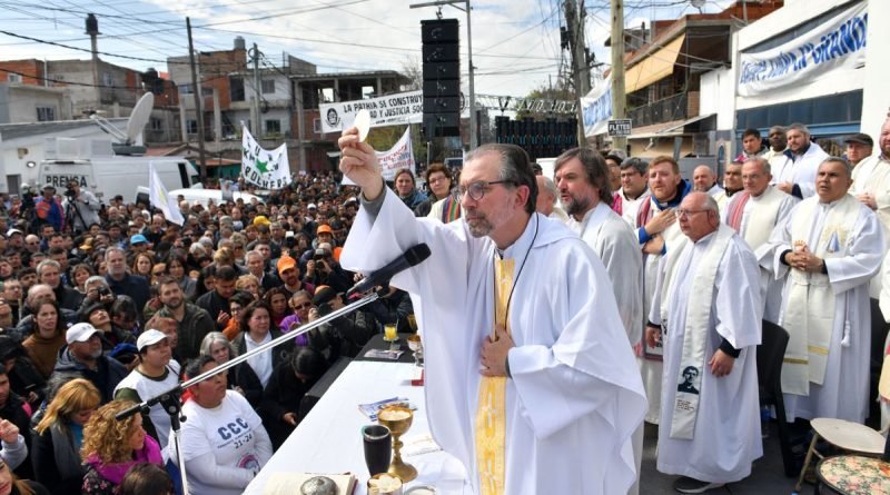 Los curas de los barrios populares de Argentina se levantan contra los ataques de Milei al papa Francisco