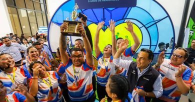 Luis Nava asiste a la premiación del torneo 
