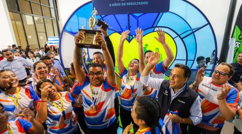 Luis Nava asiste a la premiación del torneo 