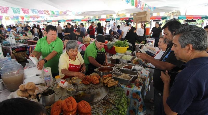 Saborean antojitos en la Feria de la Enchilada y el Guajolote