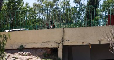 Grietas en puente de Los Alcanfores, señalan vecinos