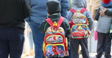 Piden padres a Educación frenar distribución de libros