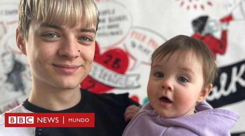 “No suelen felicitarte, sino preguntarte: ¿Cómo pasó?”: los hombres que luchan contra los estereotipos de la paternidad joven - BBC News Mundo
