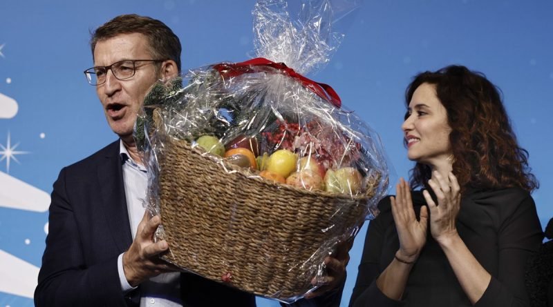 Aguinaldo en la cena de Navidad del PP de Madrid: Ayuso regala cestas de fruta a cuatro afiliados