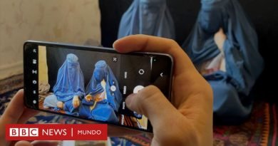 Afganistán: las hermanas que desafían al Talibán cantando debajo de la burka
 - BBC News Mundo