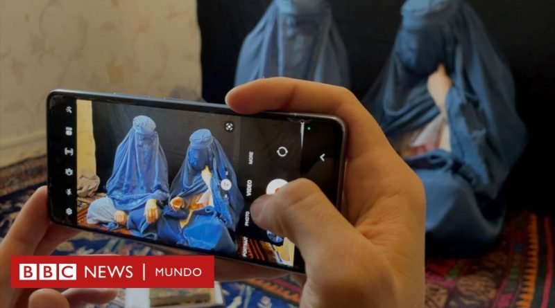 Afganistán: las hermanas que desafían al Talibán cantando debajo de la burka
 - BBC News Mundo
