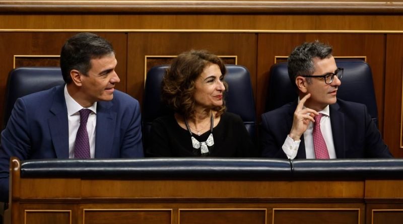El Gobierno se adapta e intenta sacar partido de unas elecciones cómodas para el PSC
