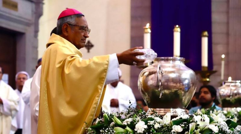 Encabeza Fidencio López Misa Crismal en Querétaro