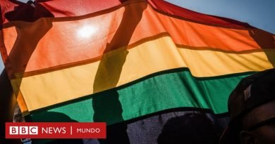 Ghana: el Parlamento aprueba una ley que condena con pena de cárcel a quien se identifique como una persona LGBTQ+   - BBC News Mundo