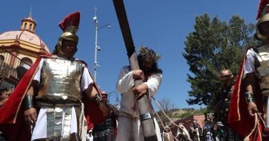 Se congregan cientos en el viacrucis de La Cañada