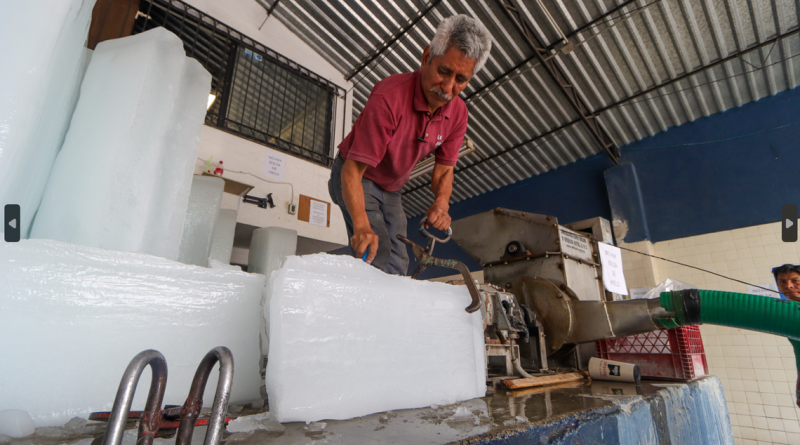 Aumenta la escasez de hielo en tiendas