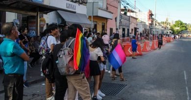 Deben usuarios de transporte esperar paso de manifestación