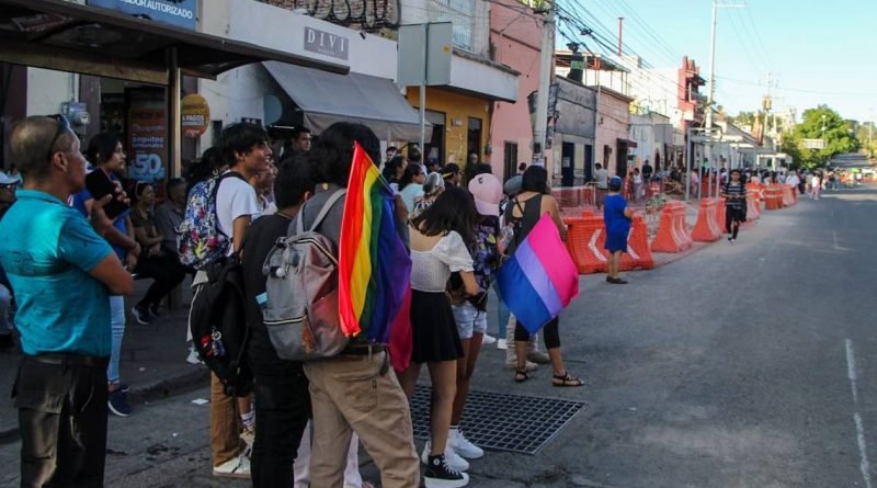 Deben usuarios de transporte esperar paso de manifestación