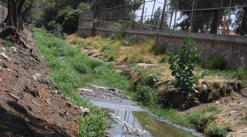 Denuncian malos olores en canal del Acceso IV de la zona industrial Benito Juárez