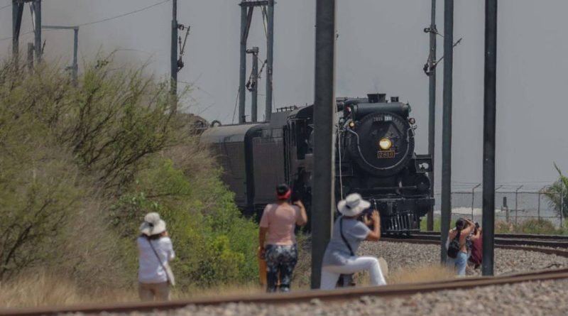 Furor en Querétaro por el paso de la locomotora de vapor 